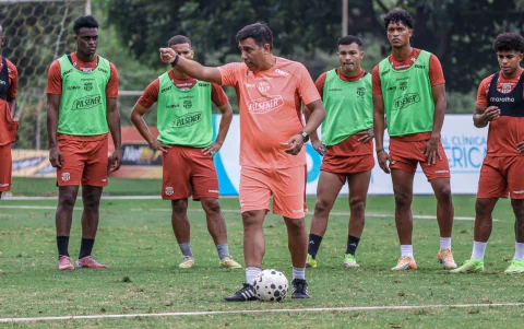 El DT César Farías busca soluciones en Barcelona SC por la falta de buenos resultados.