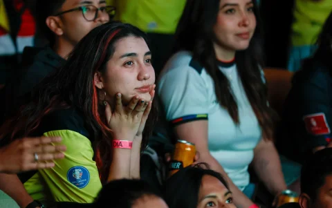Aficionados de Ecuador ven el partido contra Curazao durante el Mundial de la FIFA 2026 este sábado, en Quito.