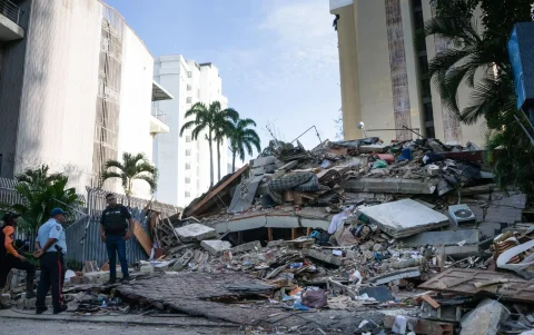 Integrantes de la Protección Civil de Venezuela participan en las labores de remoción de escombros y búsqueda de sobrevivientes,en el este de Caracas (Venezuela).