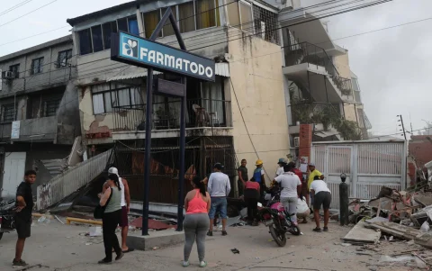 Residentes permanecen en la calle junto a viviendas dañadas tras los terremotos en Catia La Mar, estado La Guaira.