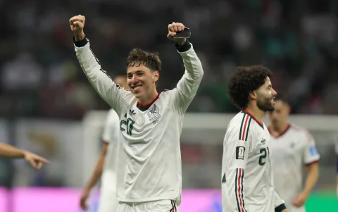 El lateral Mateo Chávez celebra triunfo de México.