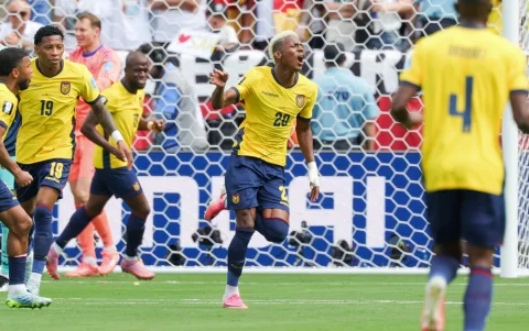 Mundial 2026: Nilson Angulo (c), autor del primer gol de Ecuador, ante Alemania.