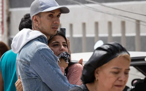 Personas reaccionan ante los daños ocasionados por los terremotos en Catia La Mar, estado La Guaira, Venezuela.