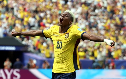Nilson Angulo marcó un golazo de larga distancia.