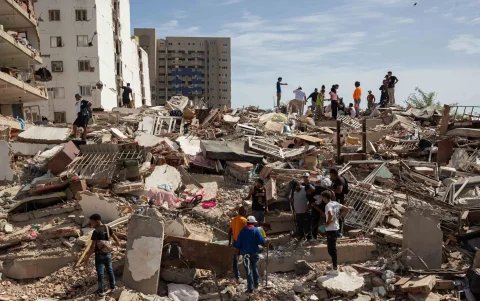 Rescatistas y voluntarios intensifican las labores de búsqueda entre estructuras colapsadas tras el fuerte sismo en Venezuela.