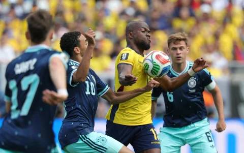 Ecuador - Alemania: el ecuatoriano Enner Valencia intenta superar la marca de los teutones, entre estos la joven figura Jamal Musiala (10).
