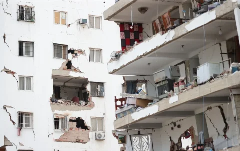 La fuerza de los terremotos dejó edificios reducidos a ruinas y comunidades enteras en busca de sus familiares.