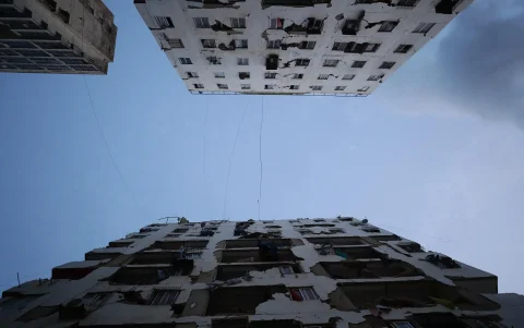 Las estructuras destruidas se convirtieron en puntos de búsqueda donde equipos de rescate intentan encontrar sobrevivientes.