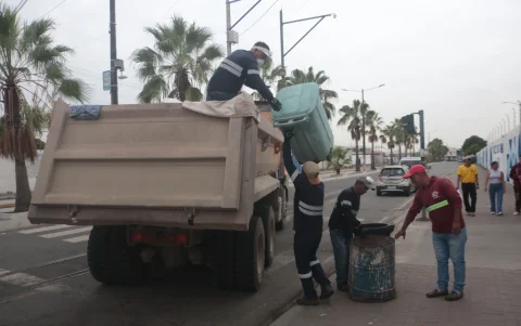 Soporte. En la avenida Humberto Ayala, personal municipal intervino con maquinaria dentro del plan de contingencia anunciado.