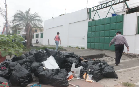 Queja. En los exteriores del Hospital Básico de Durán se observó acumulación de basura. Las críticas por los riesgos y molestias no cesan.