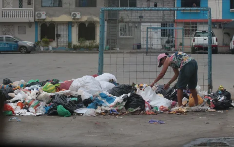 Ciudadanos reclaman por la paralización del servicio de recolección de basura en Durán. En El Recreo no hubo espacio público alguno libre de desechos este 25 de junio.