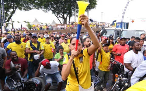 Miles de hinchas salieron a las calles de Guayaquil para celebrar el triunfo de la Selección Ecuatoriana este 25 de junio.