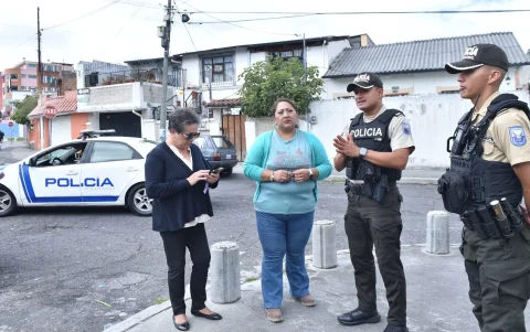 Trabajo. La organización vecinal fortalece la seguridad barrial mediante coordinación con Policía y depuración constante de chats comunitarios.