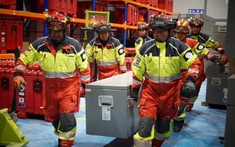 Bomberos de Quito desplegaron personal especializado y seis toneladas de equipamiento para apoyar las labores de rescate tras los sismos en Venezuela.