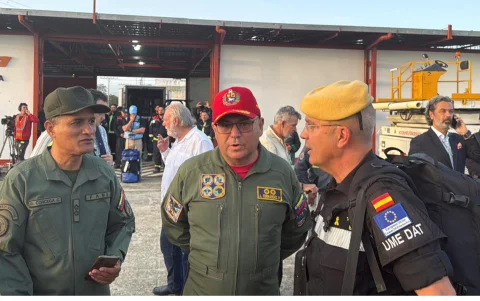 Militares españoles de la UME y efectivos de rescate de Madrid conversan tras su llegada a Venezuela para apoyar el operativo de emergencia por los terremotos.