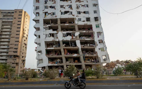 Edificios gravemente dañados en Catia La Mar, una de las ciudades más afectadas por los terremotos en Venezuela.