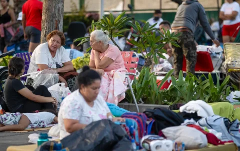 Recostados en colchones, sábanas, sillas, carpas y campamentos improvisados, cientos de personas duermen en el asfalto en Catia La Mar