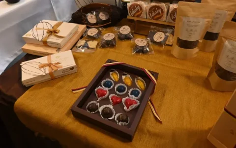 Quito vive la Feria del Chocolate con catas, concursos y productos derivados del cacao y café ecuatoriano.