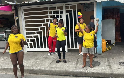 El barrio donde creció Gonzalo Plata vive una fiesta que se extiende desde la histórica victoria de la Tricolor.