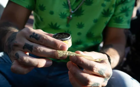 Una persona participa en una manifestación para exigir la legalización de la marihuana, el acceso a tratamientos medicinales con el cannabis en Sao Paulo (Brasil).