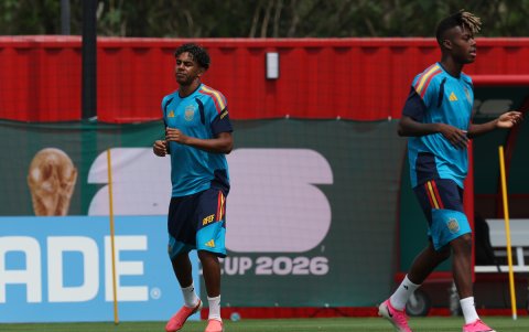 Los delanteros de la selección española de fútbol Lamine Yamal (i) y Nico Williams, durante el entrenamiento en el Sports Arena, en Zapopan.