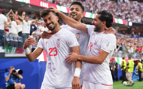 Ramin Rezaeian (i) y Saman Ghoddos (d) de Irán celebran un gol durante un partido del grupo G del Mundial 2026