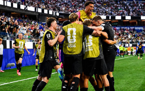 Jugadores de Nueva Zelanda celebran un gol durante un partido del grupo G del Mundial de la FIFA 2026.