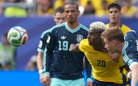 Nilson Angulo de Ecuador disputa el balón con Joshua Kimmich (d) de Alemania este jueves, en un partido del grupo E del Mundial de la FIFA 2026.