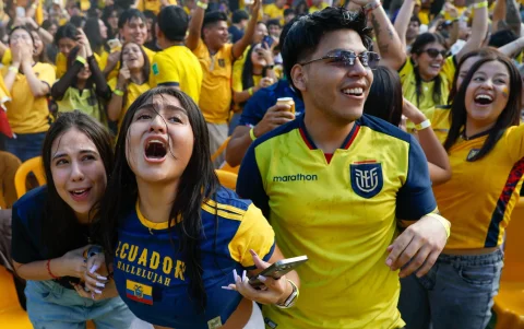 Aficionadas de Ecuador celebran la victoria (2-1) ante Alemania este jueves, en un partido del grupo E del Mundial de la FIFA 2026.