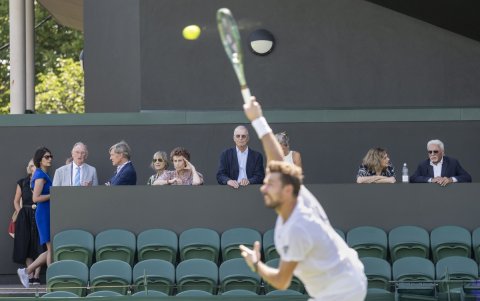 Aficionados al tenis observan mientras Stan Wawrinka, de Suiza, saca la pelota durante una sesión de entrenamiento
