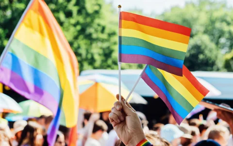 Banderas de colores y consignas llenan las calles de Ecuador durante la marcha del Orgullo LGBTI, celebrada cada 27 de junio.