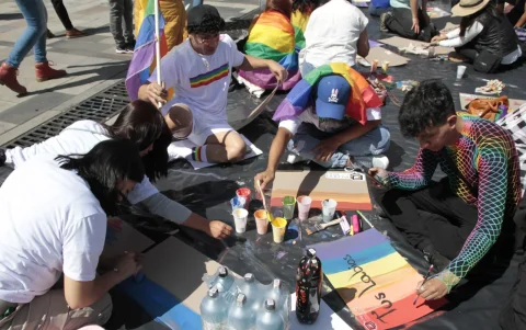 Concentración del Orgullo LGBTIQ+ en la Plataforma Gubernamental Norte de Quito previo al inicio de las movilizaciones programadas.