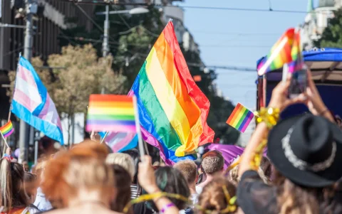 Ecuador se suma cada año a la celebración mundial del Orgullo LGBTI, un movimiento que nació como protesta y hoy es símbolo de resistencia e identidad.