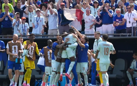 Francia celebra su anotación ante Noruega.