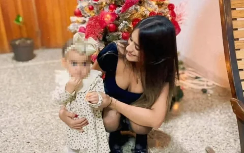 Andrea junto a su hija en una imagen familiar, antes de la tragedia ocurrida tras los terremotos que sacudieron Venezuela el pasado 24 de junio.