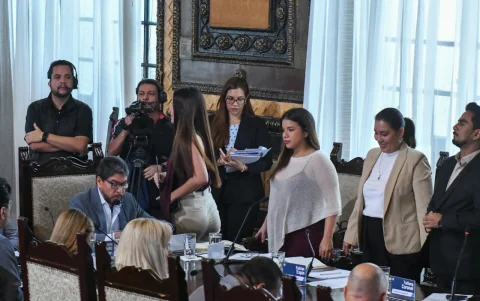 La alcaldesa subrogante se retira de la mesa del Concejo y se volvió una asistente más.