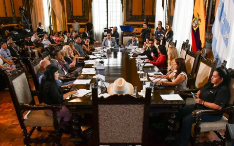 Concejales debaten la remoción del alcalde Álvarez