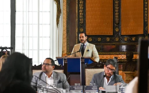 David Norero representó la defensa legal del alcalde en esta sesión extraordinaria que tramitó su archivada remoción.