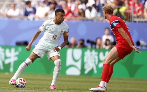 El primer tanto llegó en el minuto 7, cuando Mbappé (izq.) habilitó con un pase largo a Dembélé