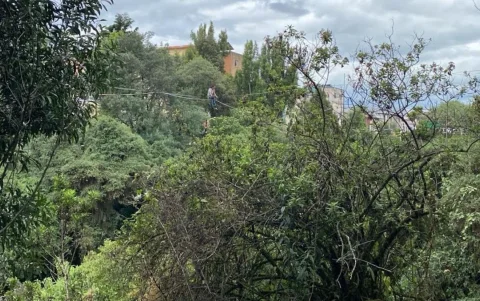 En la quebrada Ortega, de Quitumbe, se observa a diario a jóvenes que practican ‘highlining’.