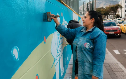 En los cerramientos de la Terminal de Ingahurco se diseñaron y pintaron murales que cuentan historias de la ciudad.