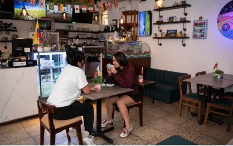 La Cafetería Artífice está en la Junín, espacio que abre de lunes a domingo.