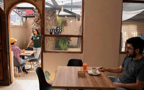 Una estudiante de veterinaria abrió Café Bajo el Árbol, en la Tomás de Berlanga, norte de Quito, hace un año. Atienden de lunes a sábado.