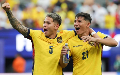 Jordy Alcívar (i) y Alan Franco, de Ecuador, en la celebración por el pase a 16avos de final del Mundial 2026.