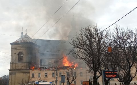 Incendio en la iglesia de San Andrés de Leópolis en marzo de 2026 tras un ataque ruso.