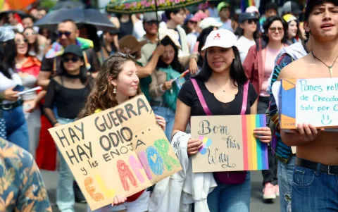 Cientos del personas participaron en la marcha del Orgullo este 27 de junio de 2026.