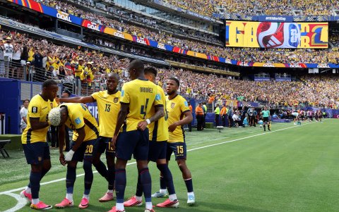 La Selección de Ecuador espera a su rival.