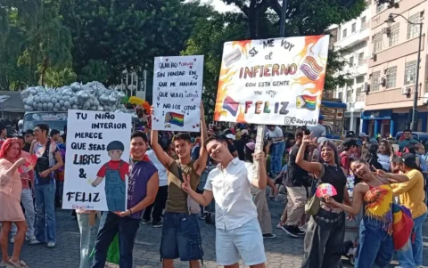 Personas con pancartas en apoyo a la marcha del Orgullo en Guayaquil.