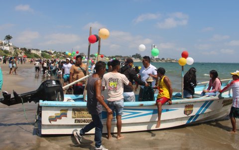 Los pescadores de San Pablo listos para el recorrido por el mar junto a su santo