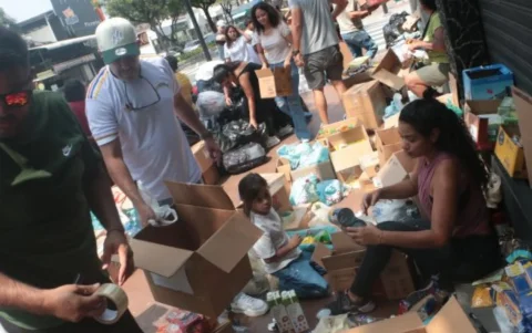 Venezolanos y guayaquileños organizan las donaciones para Venezuela.
